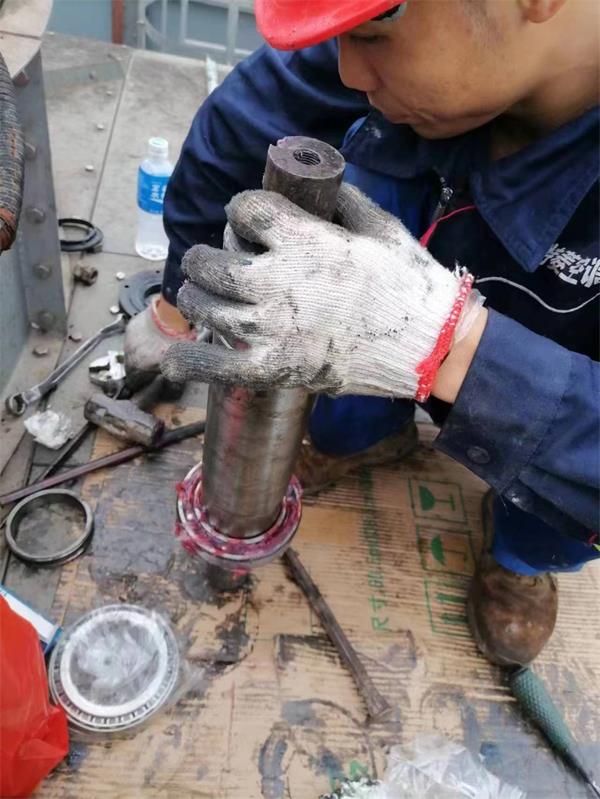 更換冷卻塔電機(jī)軸承